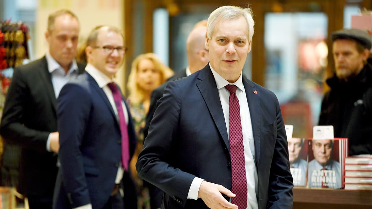 Sipila Pyysi Sdp Ta Salaisessa Tapaamisessa Hallitukseen Rinne Kertoo Uudessa Kirjassa Etta Sai Puolueeltaan Takarajan Tervehtymiselleen Yle Uutiset Yle Fi