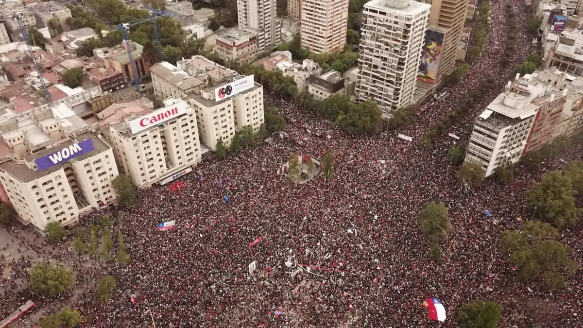 Ilmakuvassa näkyy tuhansia mielenosoittajia marssimassa Chilen pääkaupungissa Santiagossa perjantaina 25. lokakuuta.