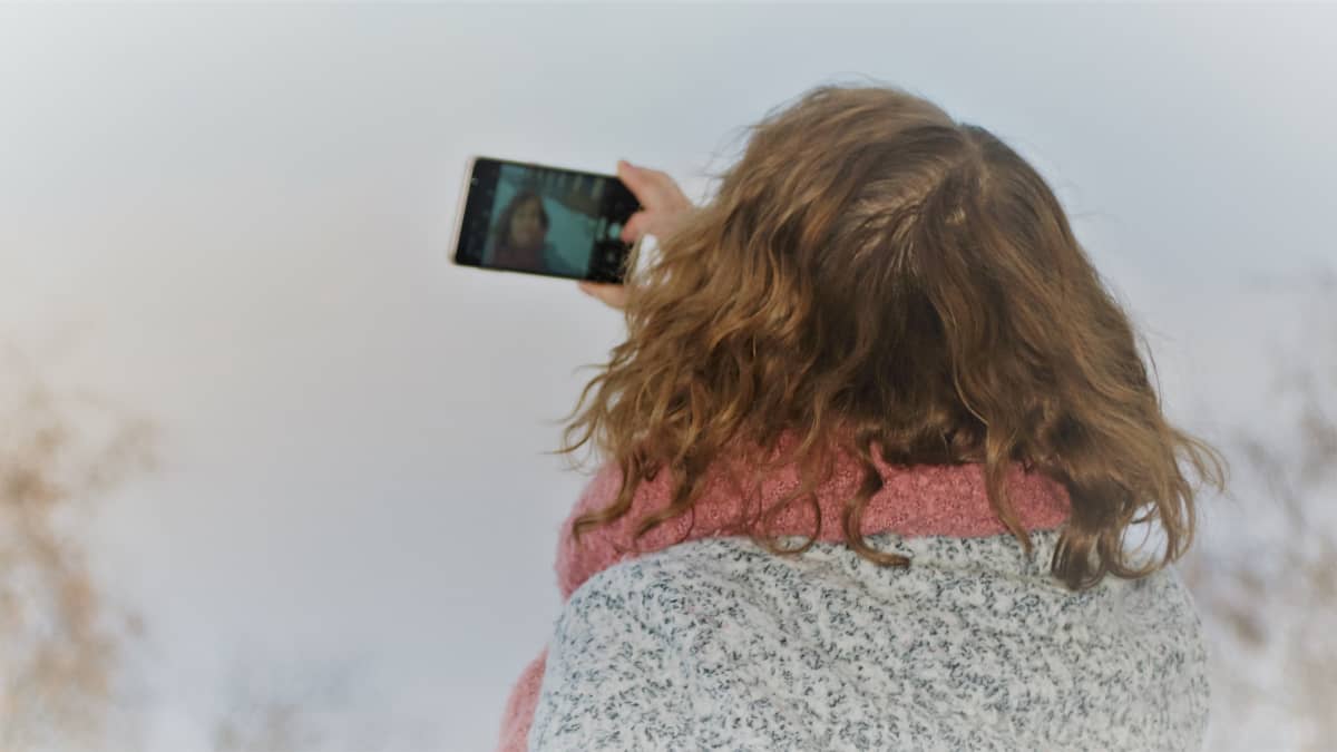 Nainen ottaa selfietä