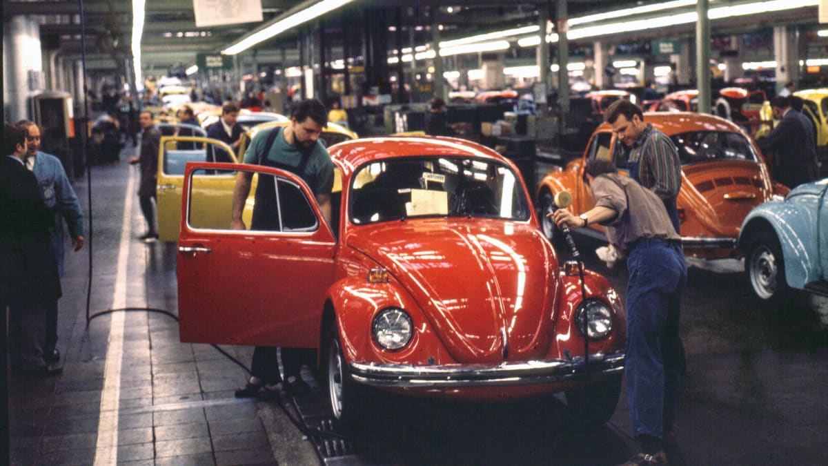 Wolksvagenin autotehdas Wolfsburgissa Saksassa vuonna 1972.