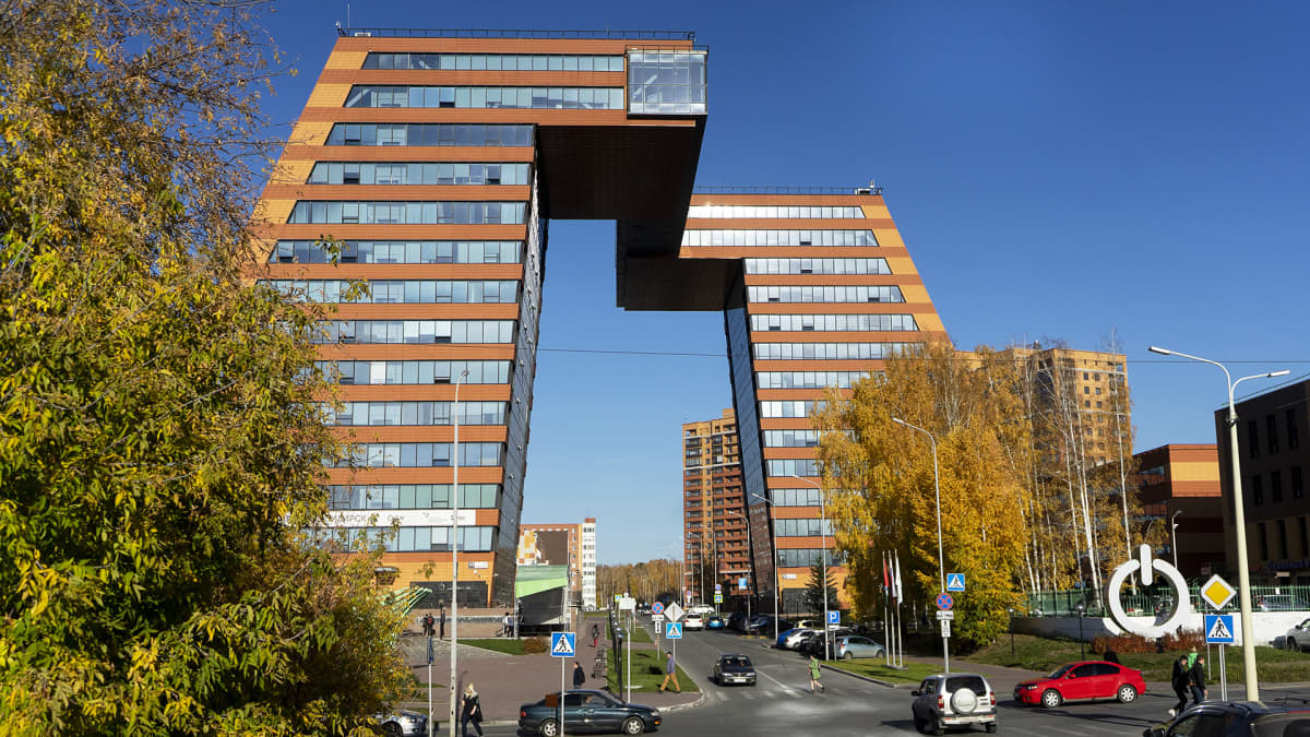 Akademgorodokin uutta nousua symboloi erikoisen holvikaaren muodostava toimistorakennus, joka on osa tiedekaupungin yhteyteen rakennettua yrityspuistoa.
