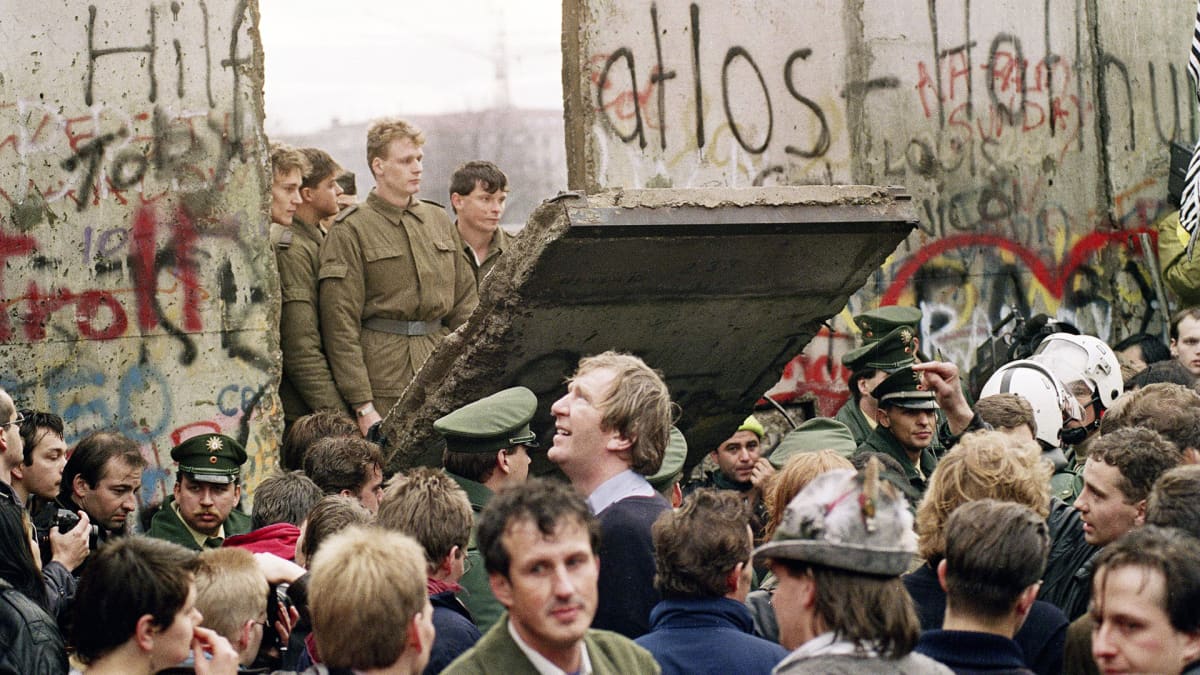 Berliinin muuri murtuu 11. marraskuuta 1989.