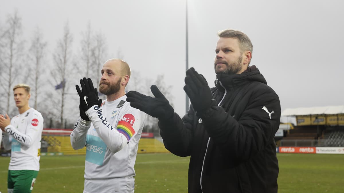 Daniel Sjölund hyvästeli kentät sunnuntaina. Kuvassa myös MIFK-päävalmentaja Peter Lundberg.
