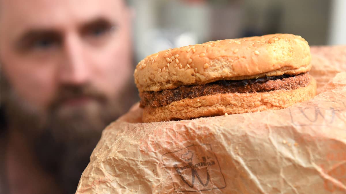 Casey Dean tarkastelee McDonaldsin hampurilaista vuodelta 1995.