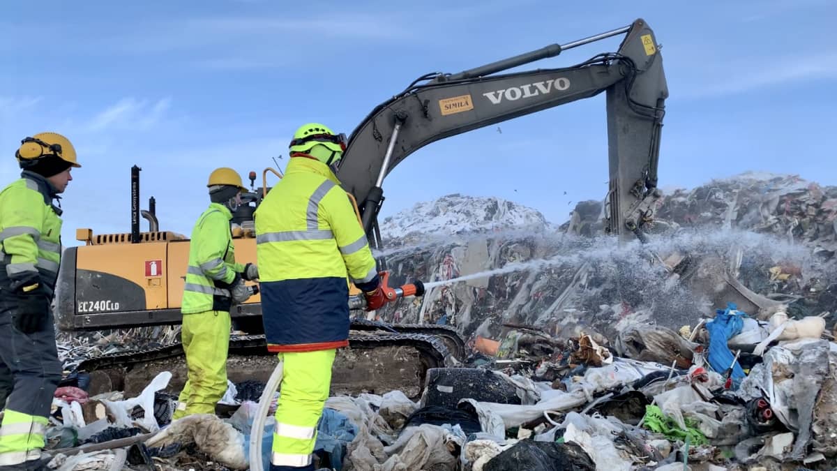 Revonlahden VPK jälkisammuttaa Ruskon jätepaloa Oulussa.