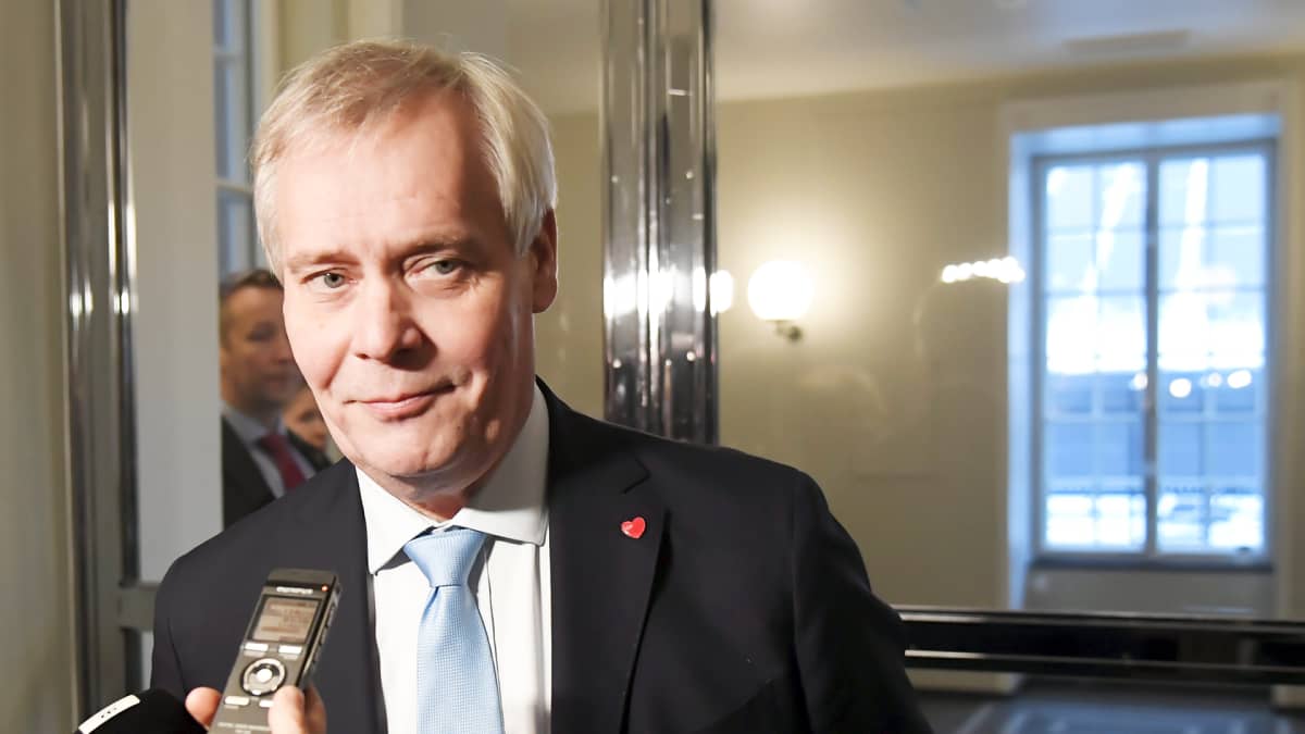Pääministeri Antti Rinne matkalla SDP:n eduskuntaryhmän kokoukseen eduskunnassa.