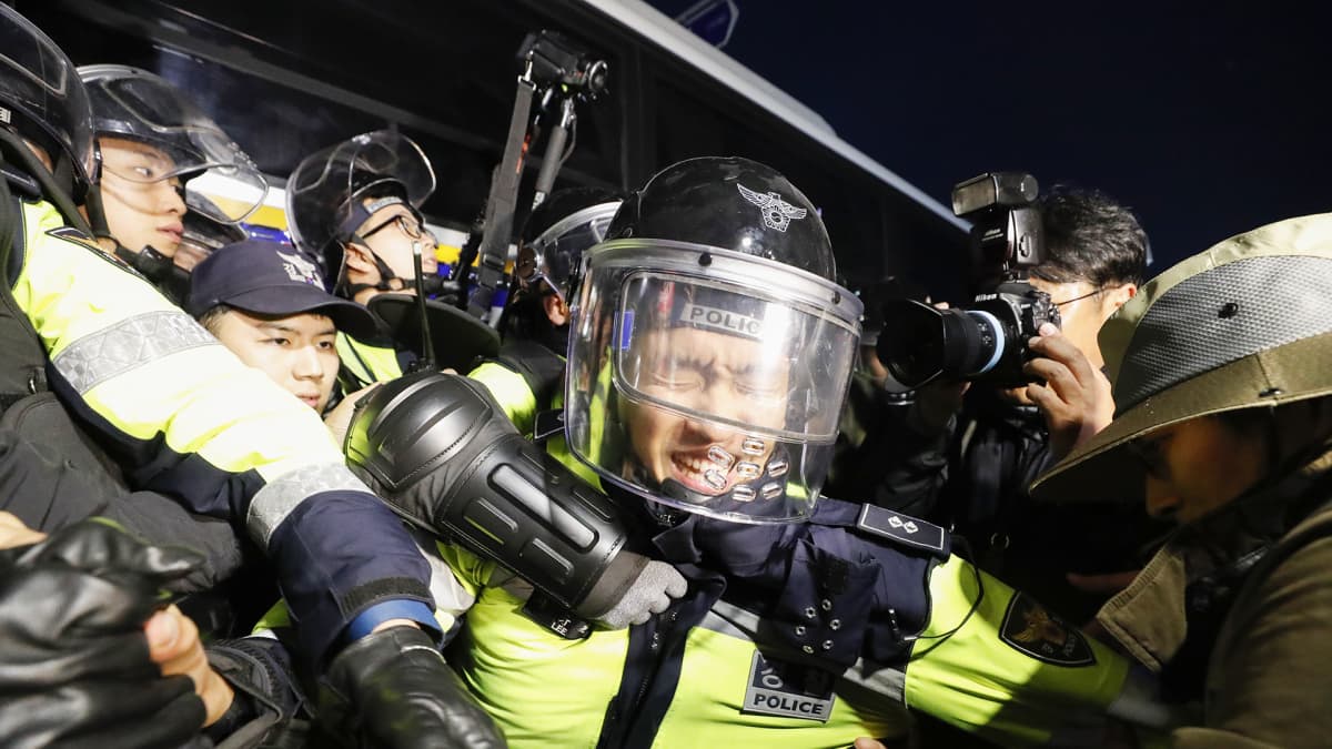 Poliisi ja mielenosoittajat ottivat yhteen Soulissa 9. marraskuuta.
