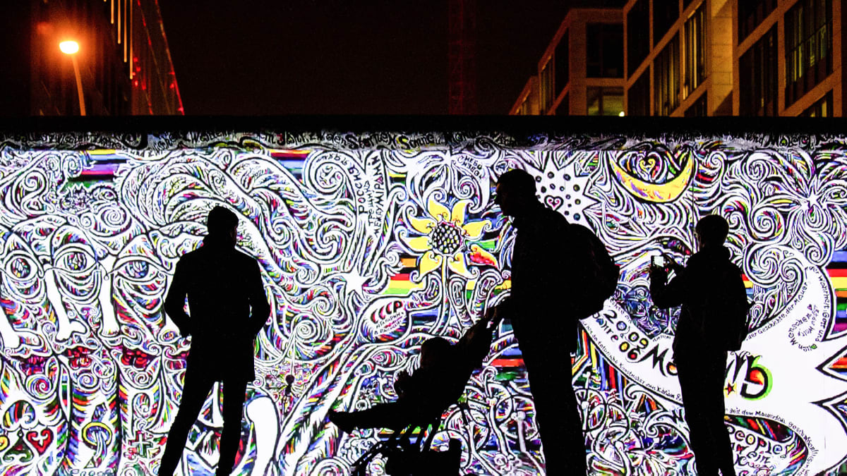 Taidetta heijastettuna Berliinin muuriin