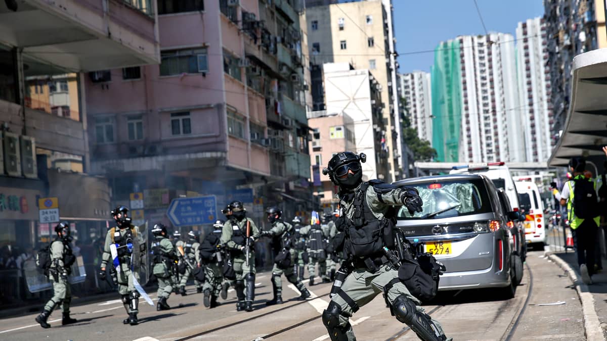 Poliisi heittää kyynelkaasukranaatin Hongkongissa maanantaiaamuna 11. marraskuuta 2019.