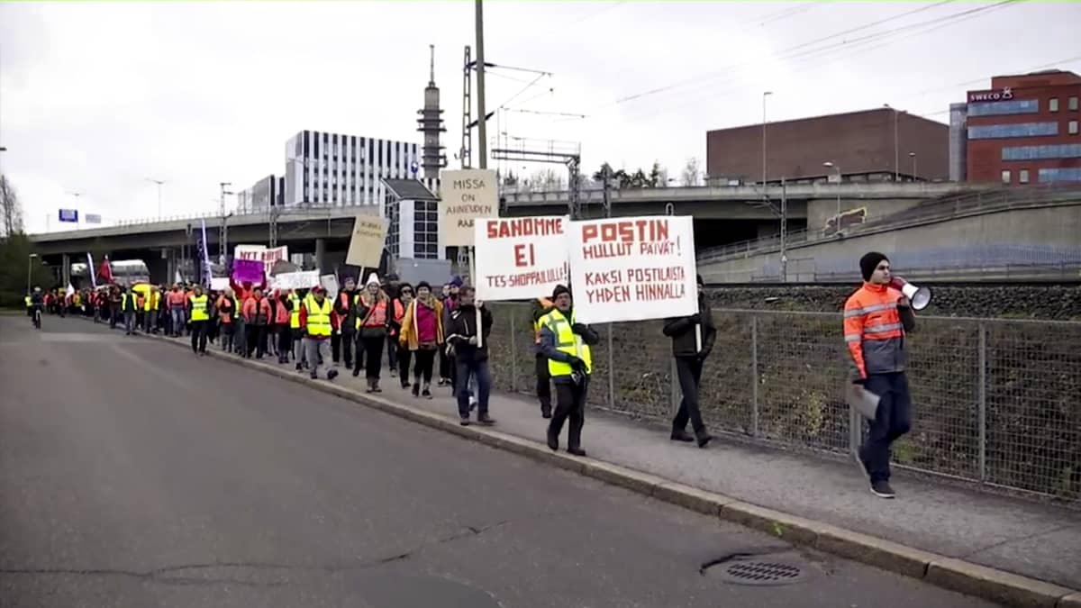 PAU:n koollekutsumat mielenosoittajat kokoontuivat Helsingin Ilmalan asemalle. Sieltä he lähtivät kävelemään kohti Postin pääkonttoria.