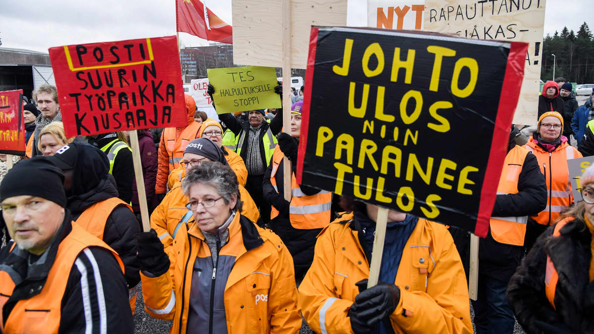 Posti ja logistiikka-alan unioni PAU järjesti mielenosoituksen Postin työehtojen romuttamista vastaan Postin pääkonttorilla Pasilassa Helsingissä 12. marraskuuta