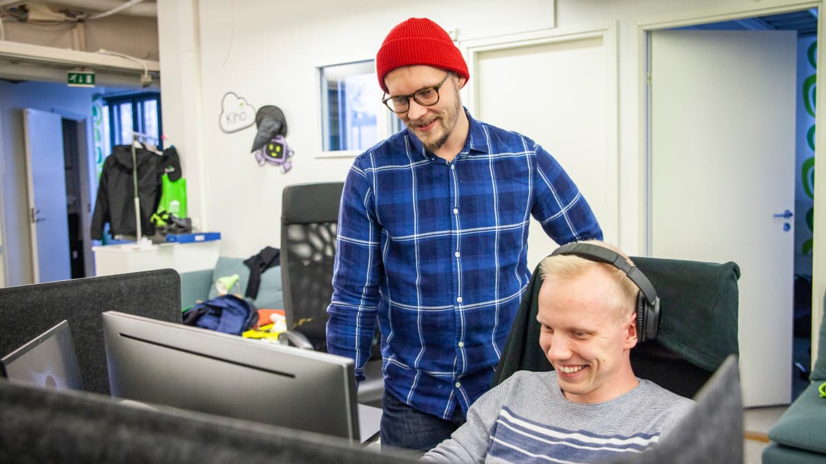 Kihon Antti Koponen ja - tarkastelevat koodia Kihon toimistolla.
