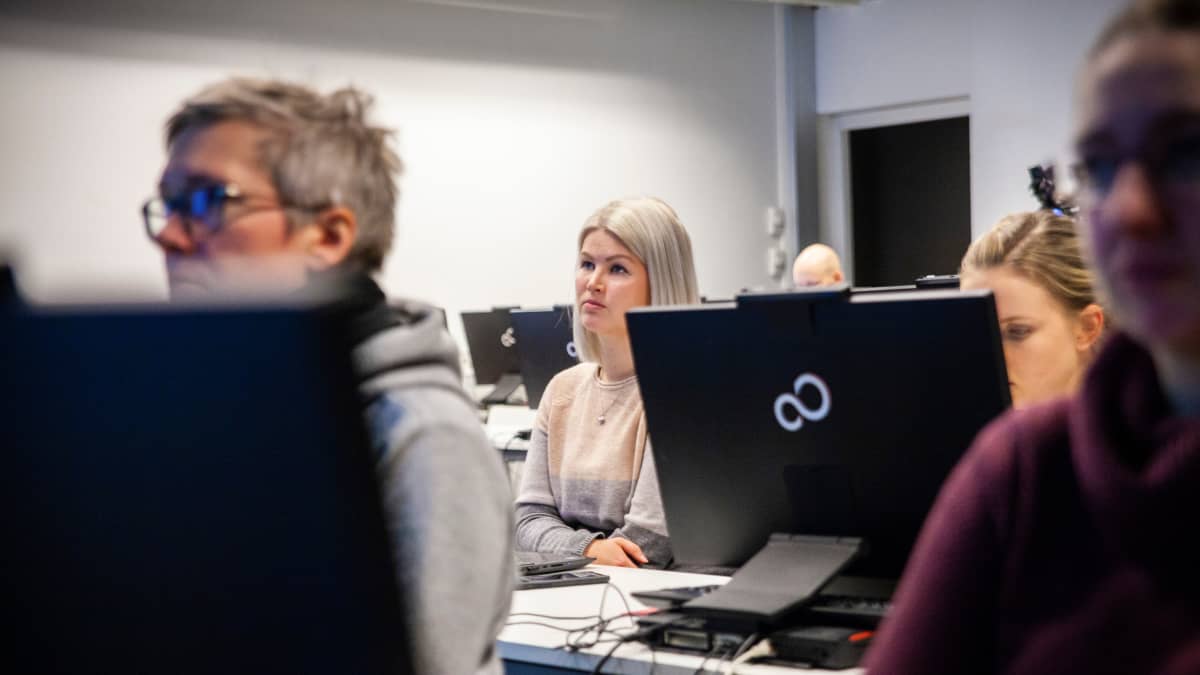 Emmi Pöyhönen Code Academyn oppitunnilla.