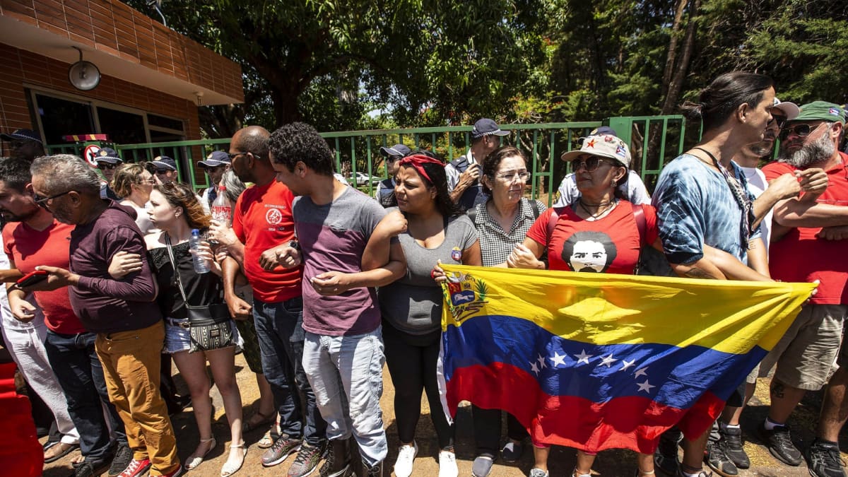 Nicolas Maduron kannattajat osoittavat mieltään Venezuelan Brasilian-suurlähetystön edessä.