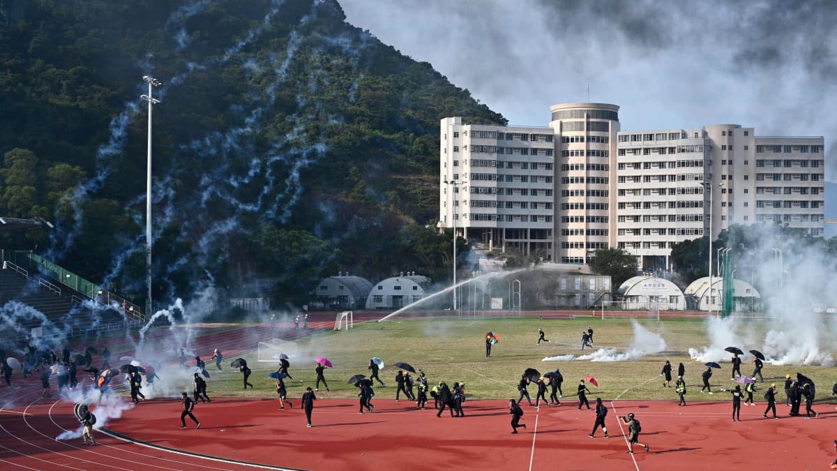 Poliisi käyttää kyynelkaasua yhteenotossa mielenosoittajien kanssa kiinalaisen yliopiston urheilukentällä.