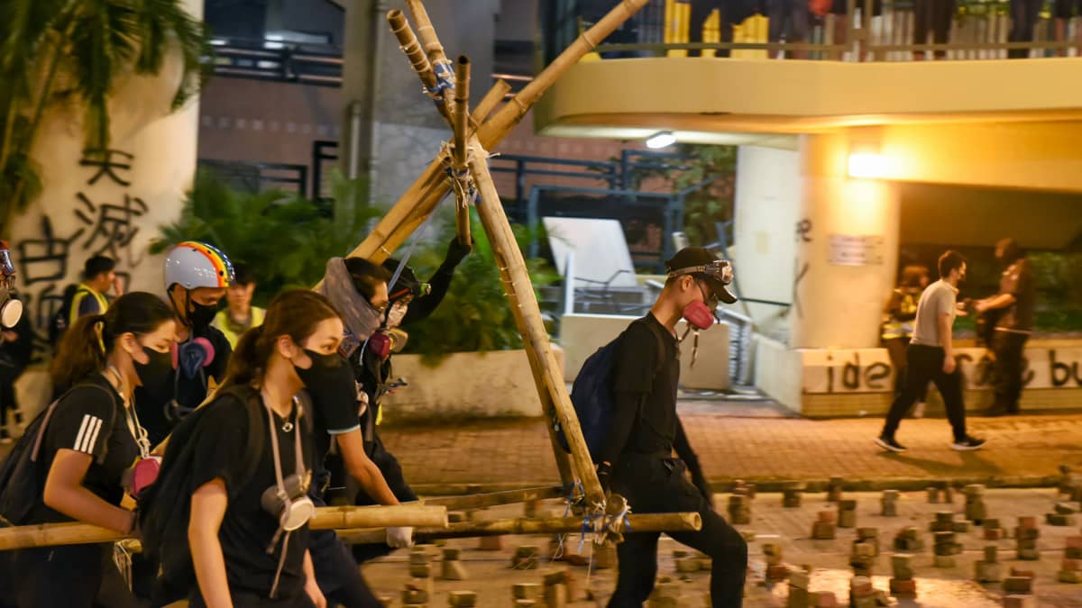 Mielenosoitttajat kantavat itsetehtyä katapulttia.