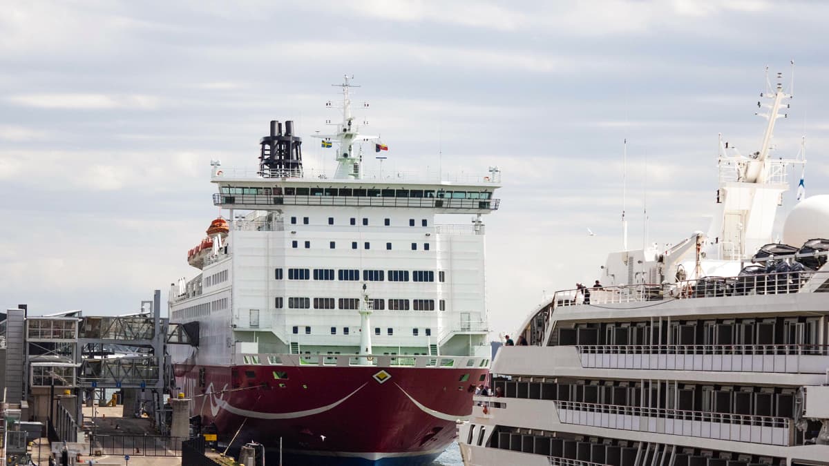 Helsingin Eteläsatamssa risteilyaluksia