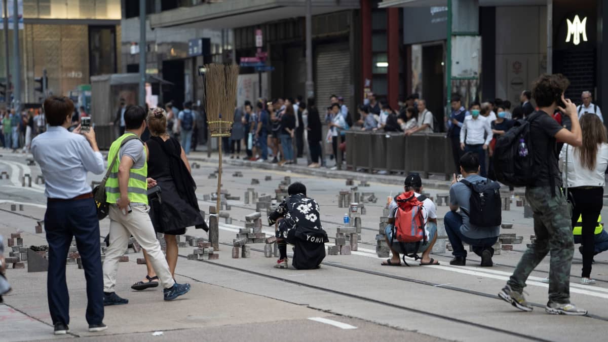 Hallintoa vastustavat mielenosoittajat ovat lamauttaneet liikennettä rakentamalla tiesulkuja Hongkongissa.