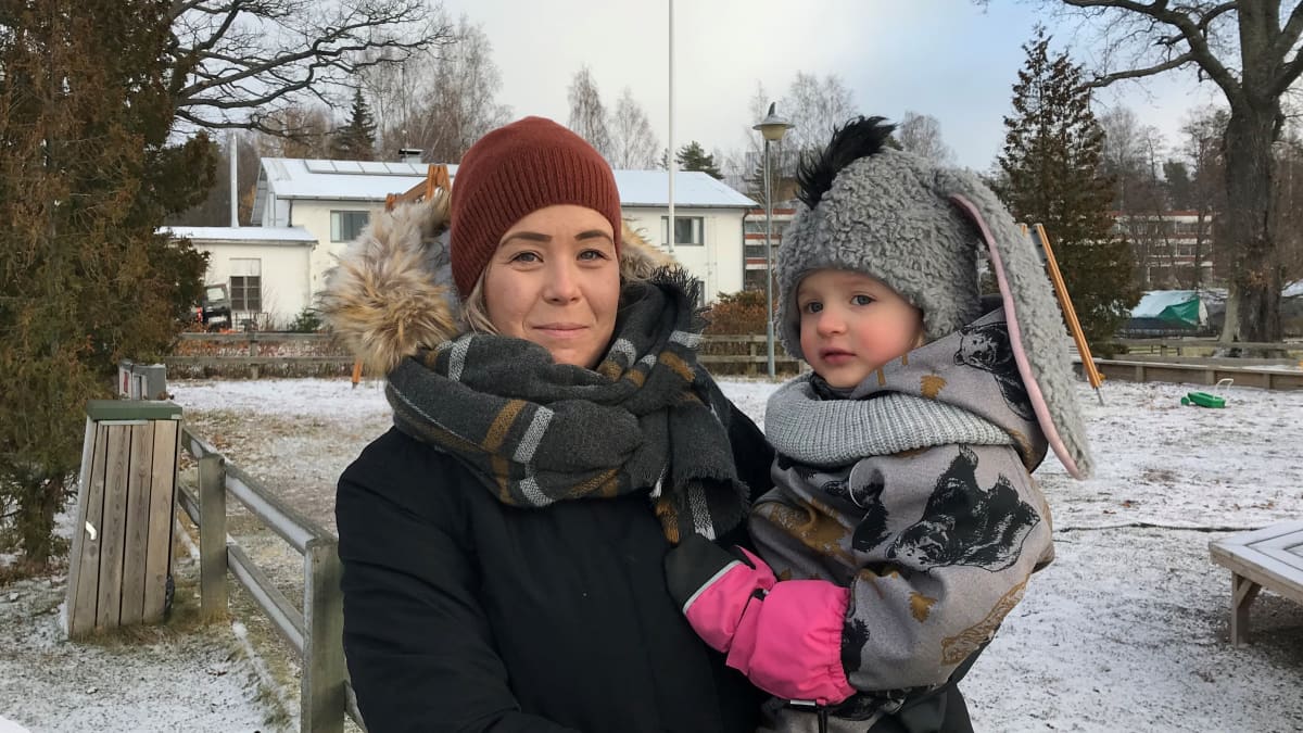 Heidi Pietikäinen ja Tilda (3) ovat aktiivisia Noppa-leikkipuiston käyttäjiä Puumalassa.