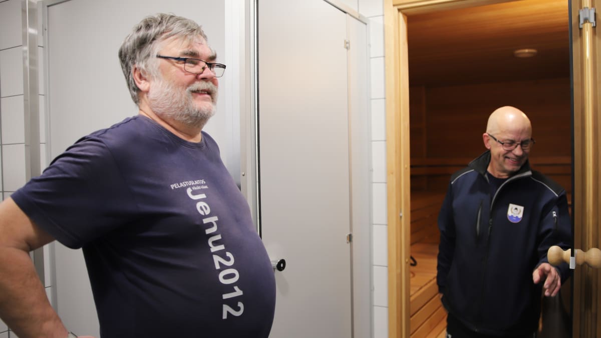 Sysmän VPK:n Asko Nurminen ja Jorma Sainio esittelevät paloaseman sukupuolineutraaleja peseytymistiloja