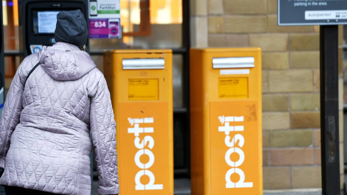 Postilaatikkoja Pääpostin edustalla Helsingissä 18. marraskuuta