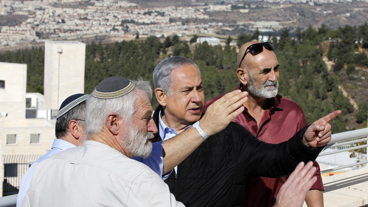 Israelin pääministeri Benjamin Netanjahu vierailee  Gush Etzionissa Länsirannalla.