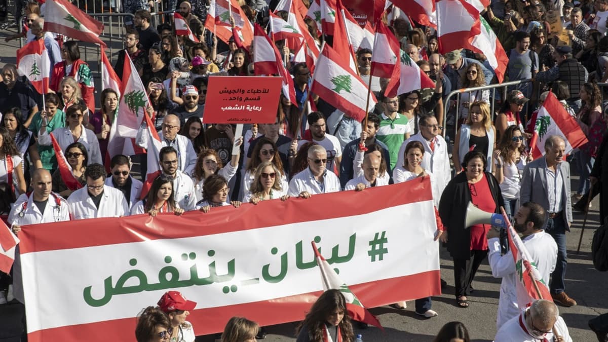 Kuvassa mielenosoittajia, joista monet kantavat Libanonin lippuja. 