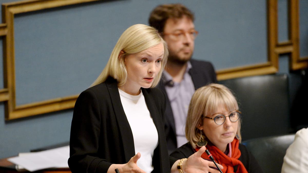 Sisäministeri Maria Ohisalo ja sosiaali- ja terveysministeri eduskunnan suullisella kyselytunnilla Helsingissä 14. marraskuuta.