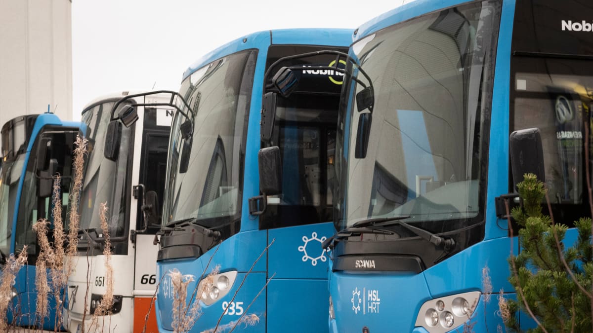 Busseja Nobinan Roihupellon varikolla.