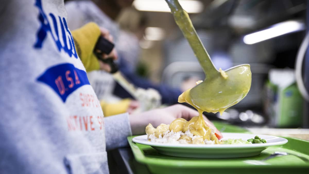 Kalapuikot huonoja ja ruoasta löytyi nasta – Helsinkiläisessä koulussa ruoka  muuttui lasten mielestä pahaksi, kun toimittaja vaihtui