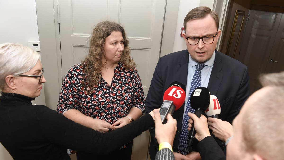 Palvelualojen työnantajat Palta ry:n toimitusjohtaja Tuomas Aarto ja Posti- ja logistiikka-alan unioni PAU:n puheenjohtaja Heidi Nieminen valtakunnansovittelijan toimistolla Helsingissä illalla 26. marraskuuta. Valtakunnansovittelija Vuokko Piekkala on jättänyt sovintoesityksen Postin työkiistassa. Hän odottaa PAUn ja Paltan vastausta keskiviikkona kello 10.
