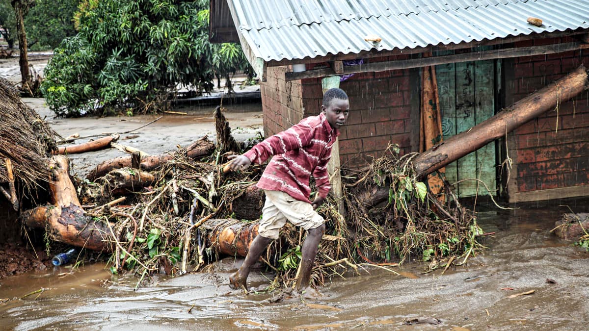 Poika kävelee tulvivassa Paruan kylässä Keniassa 24. marraskuuta.