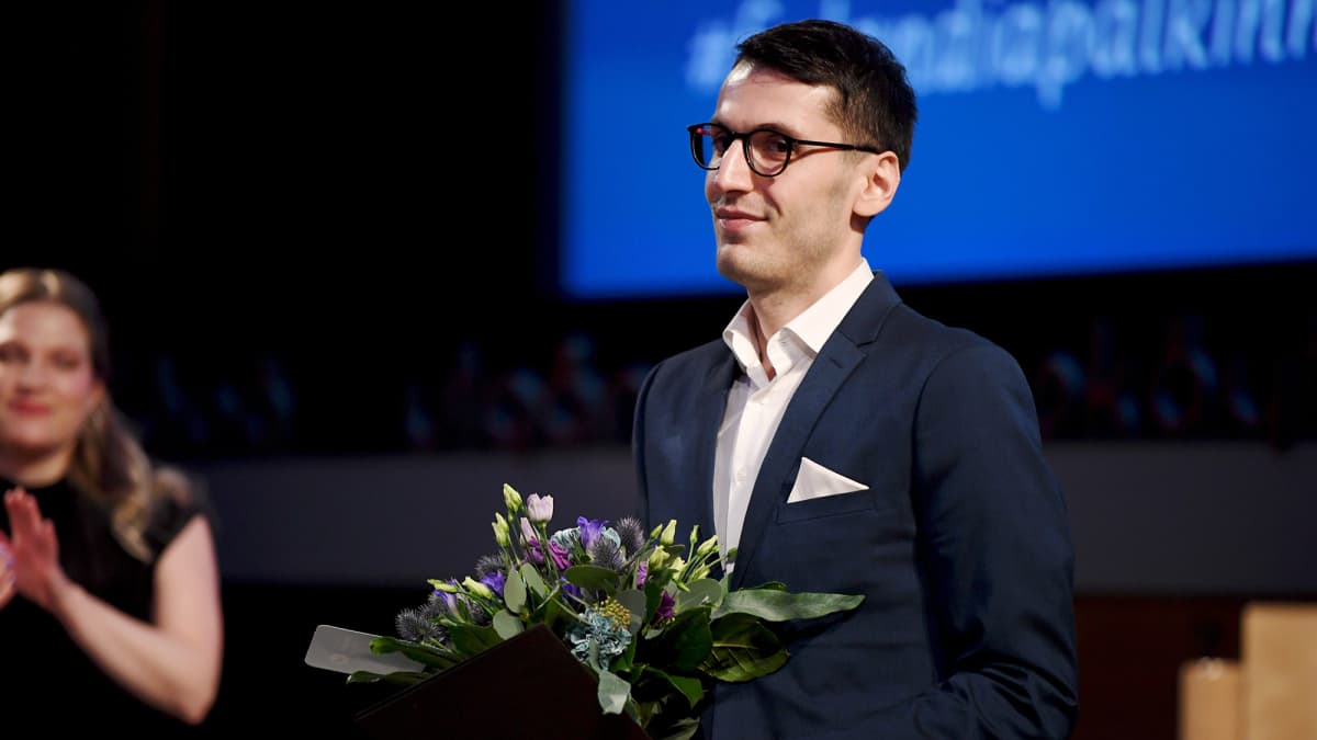 Pajtim Statovci vastaanotti kaunokirjallisuuden Finlandia-palkinnon Helsingissä 27. marraskuuta 2019