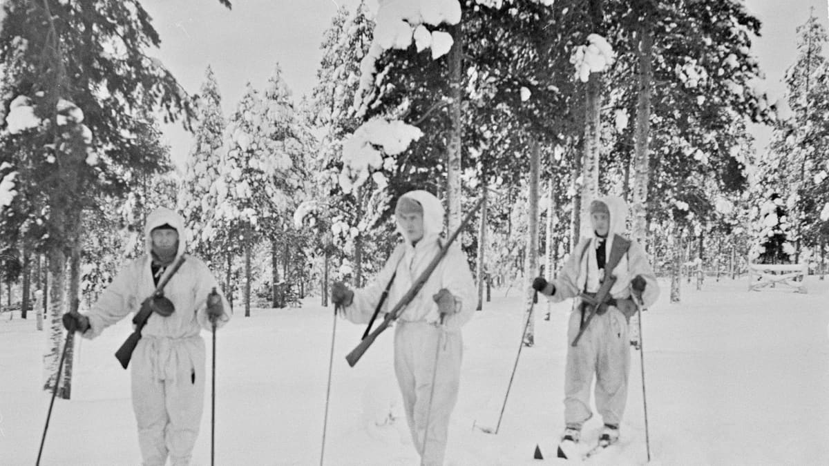 Hiihtopartio märkäjärvellä helmikuussa 1940. 