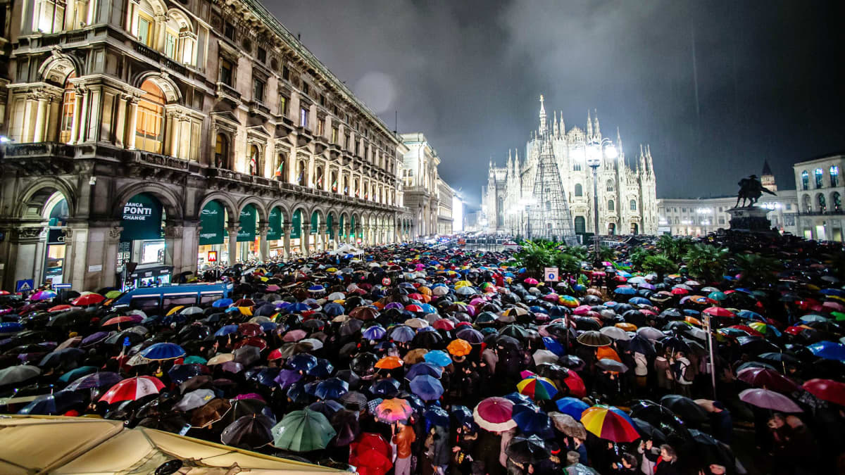 Tuhansia mielenosoittajia Milanon tuomiokirkon edustalla.