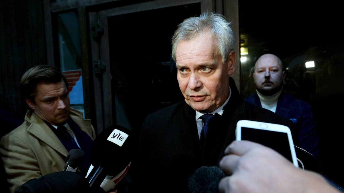  SDP:n puheenjohtaja Antti Rinne demareiden puoluetoimistolla Helsingin Hakaniemessä maanantai-iltana 2. joulukuuta.