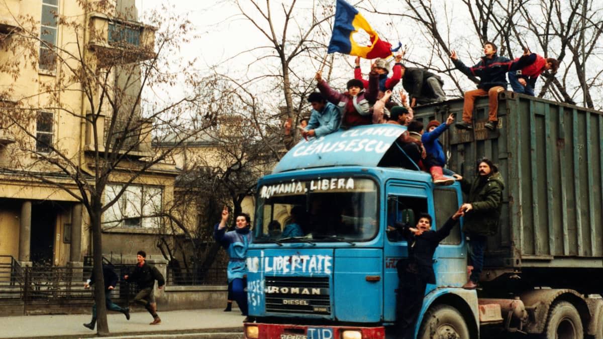Nuoret mielenosoittajat kuorma-auton kyydissä Bukarestissa joulukuussa 1989.