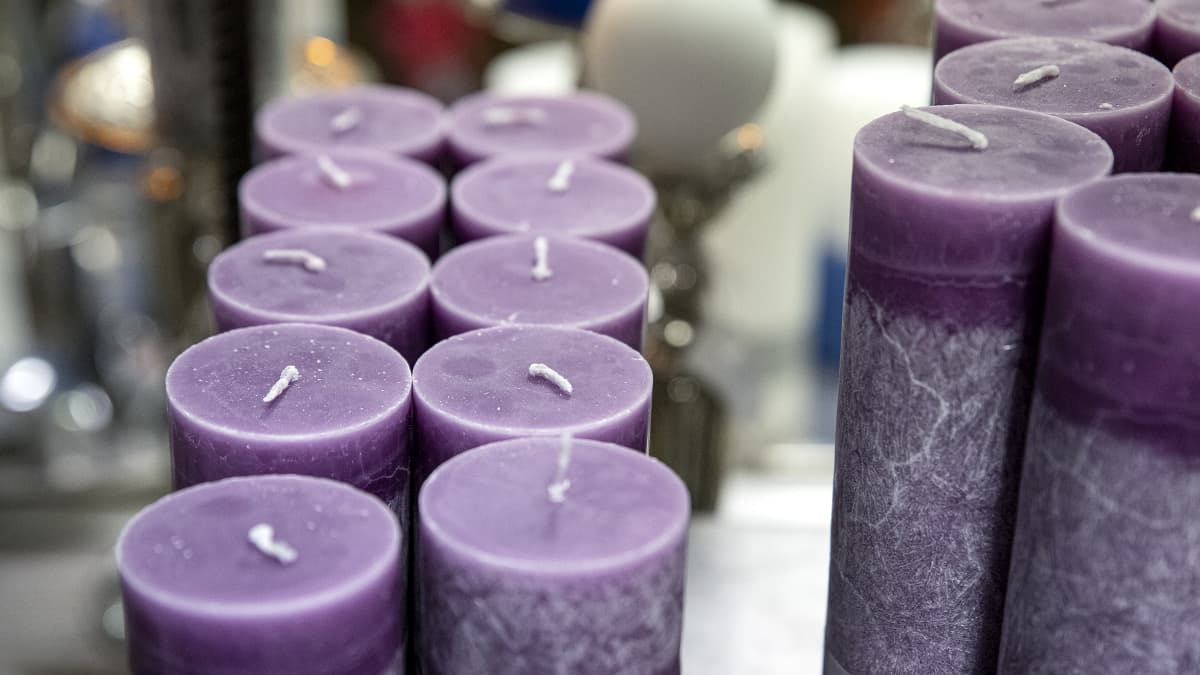 Violetin värisiä oliiviöljystä tehtyjä kynttilöitä esillä Puttipajan myymälässä.