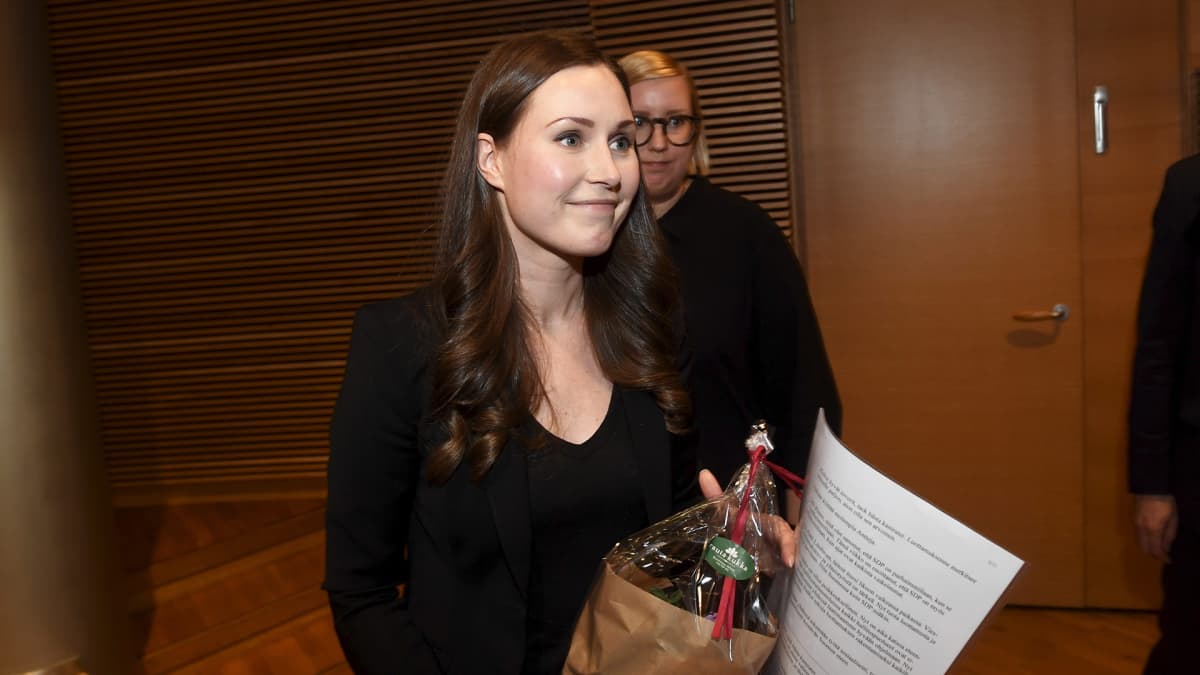  SDP:n pääministeriehdokkaaksi valittu Sanna Marin kukkakimpun kanssa valinnan jälkeen SDP:n puoluevaltuuston kokouksessa Helsingissä 8. joulukuuta 2019.