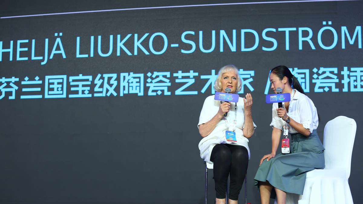 Keramiikkataiteilija Heljä Liukko-Sundström esiintymässä Shanghaissa. 