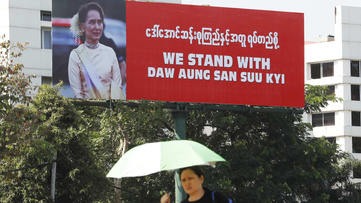Aung San Suu Kyita tukeva juliste Yangoonissa, Myanmarissa 5. joulukuuta.