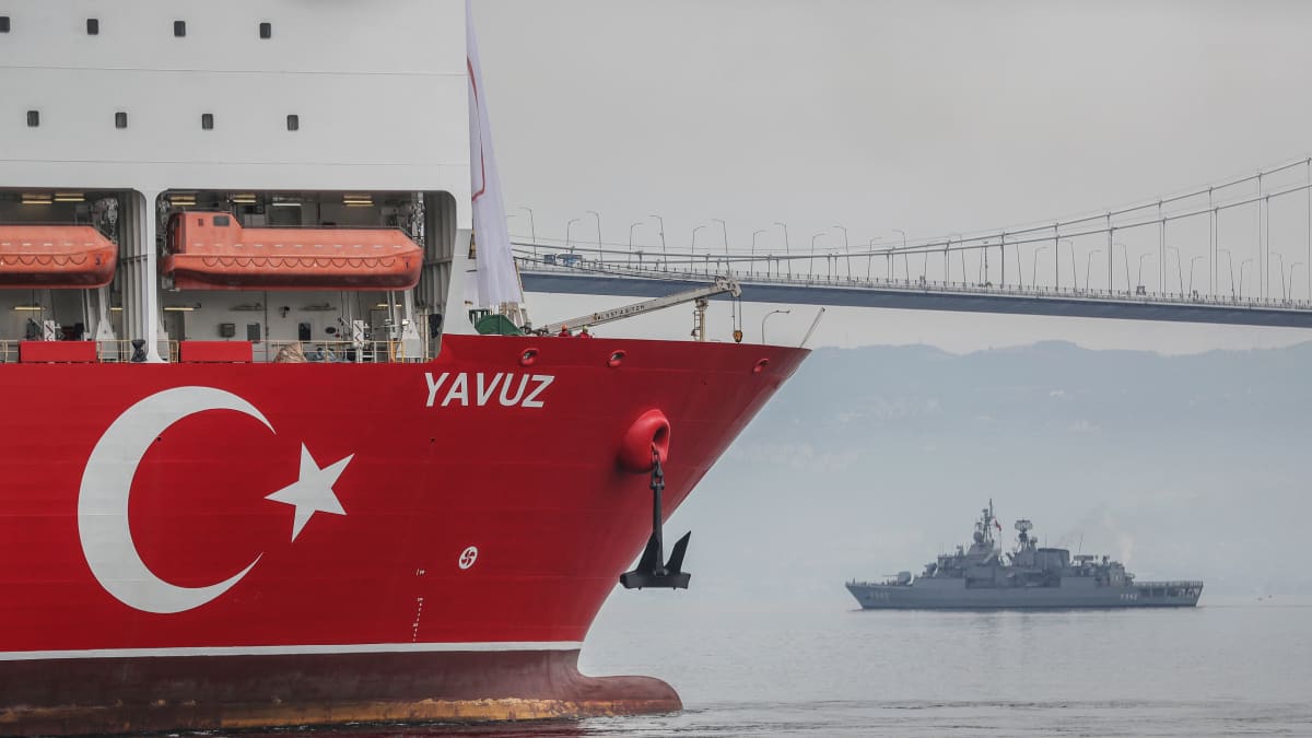 Tutkimusaluksen keula, kuvassa myös Turkin laivaston alus.