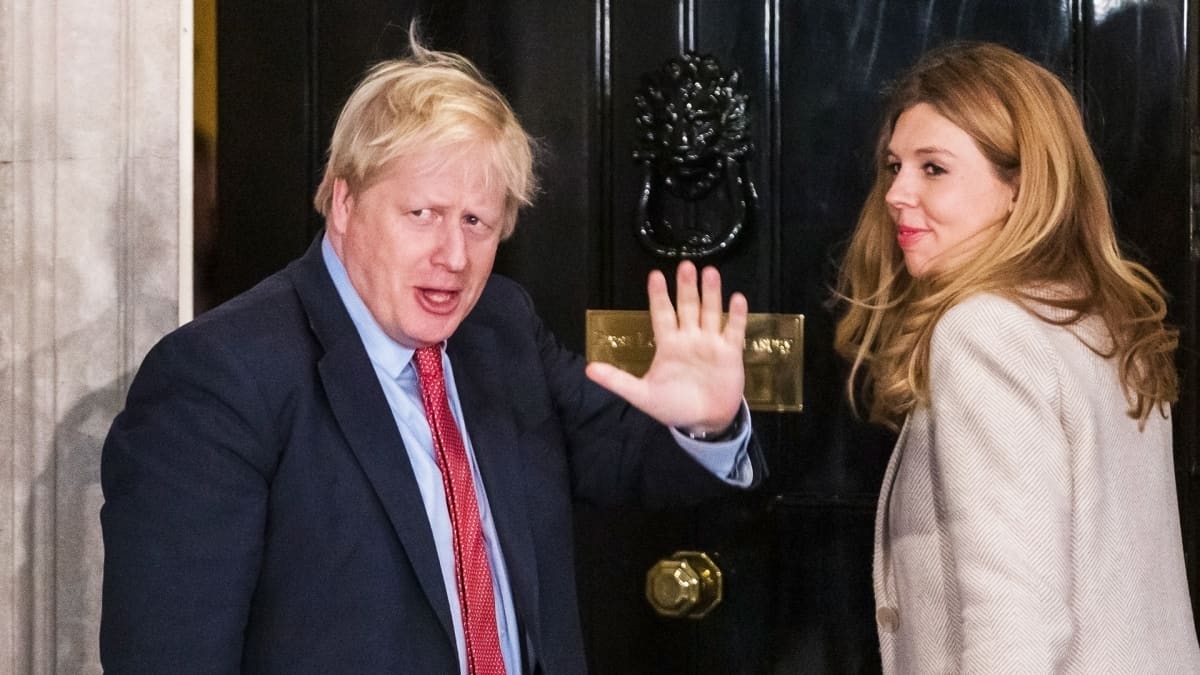 Pääministeri Boris Johnson ja Carrie Symonds palaamassa vaalivalvojaisista Downing Streetille.
