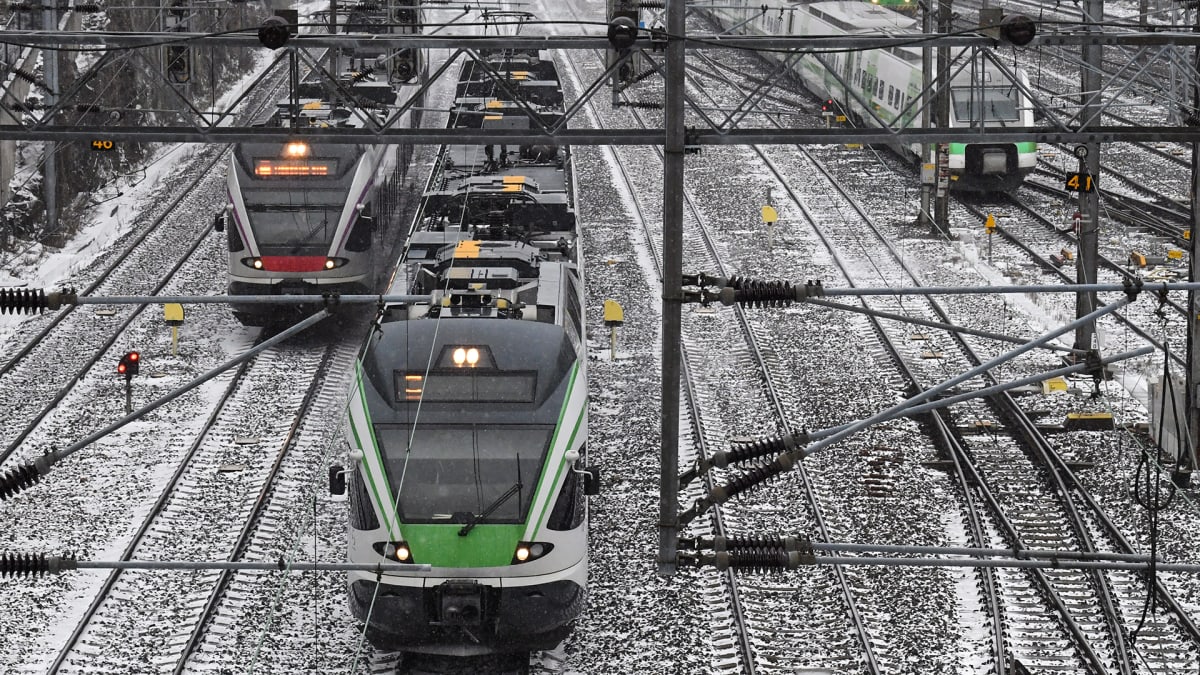 Junaliikennettä ratapihalla Helsingissä. 