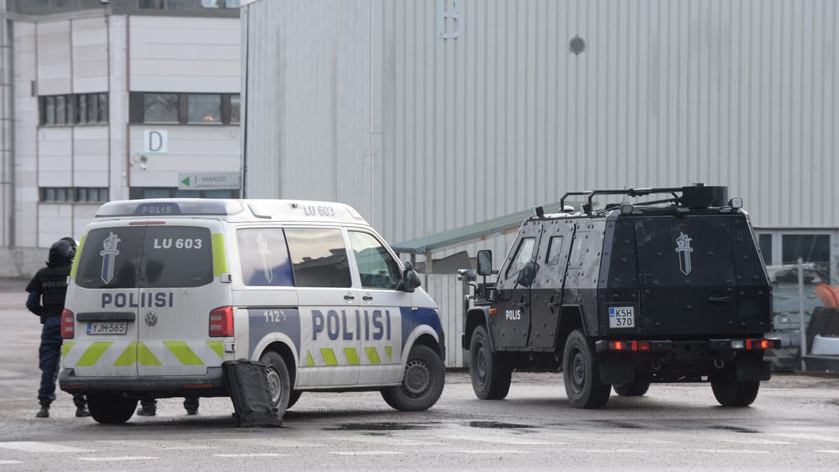 Poliisioperaatio Algol Chemicalsin tiloissa Espoossa 16. joulukuuta.