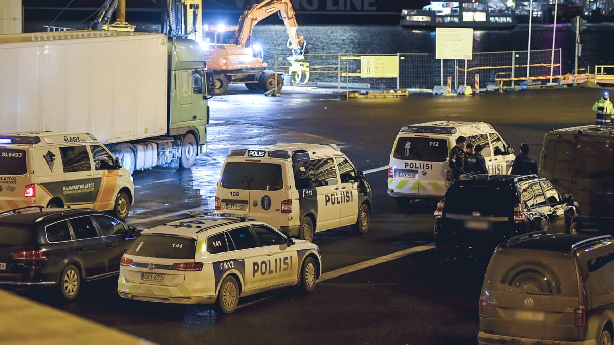 Poliisiautoja Olympiaterminaalissa Helsingin Eteläsatamassa 16. joulukuuta.