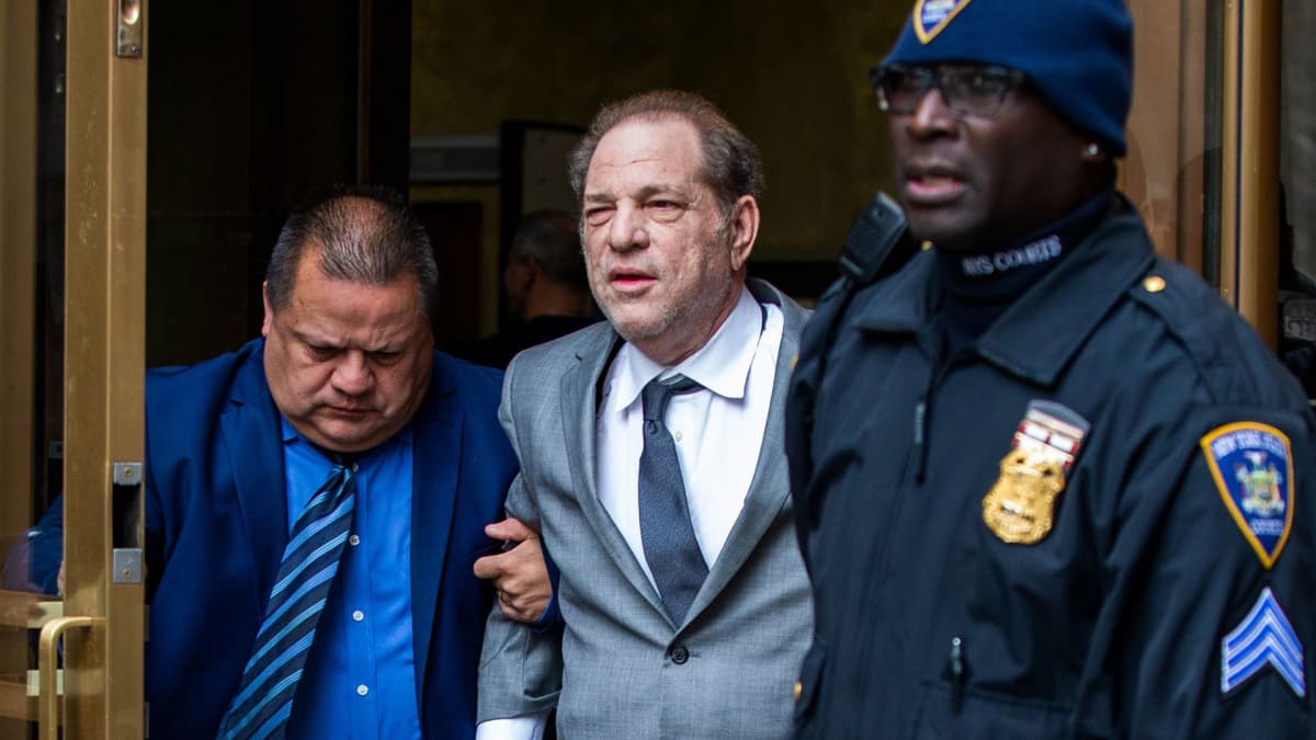 Elokuvatuottaja Harvey Weinstein poistumassa oikeussalista New Yorkissa 6. joulukuuta. 