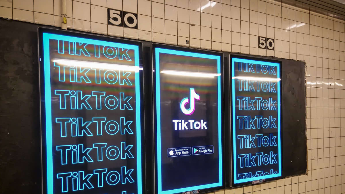 Tiktok mainoksia metroasemalla New Yorkissa.