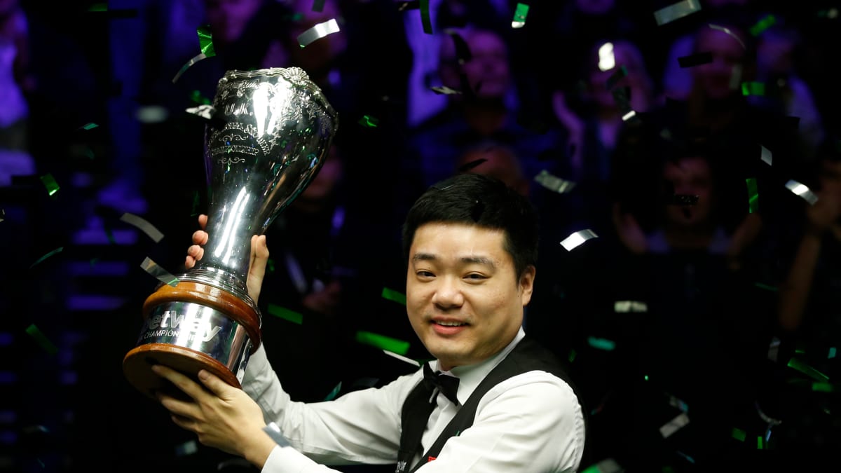 Snookertähti Ding Junhui pääsi joulukuussa juhlimaan UK Championship -turnauksen voittoa kolmatta kertaa urallaan. Aiemmat mestaruudet ovat vuosilta 2006 ja 2009.