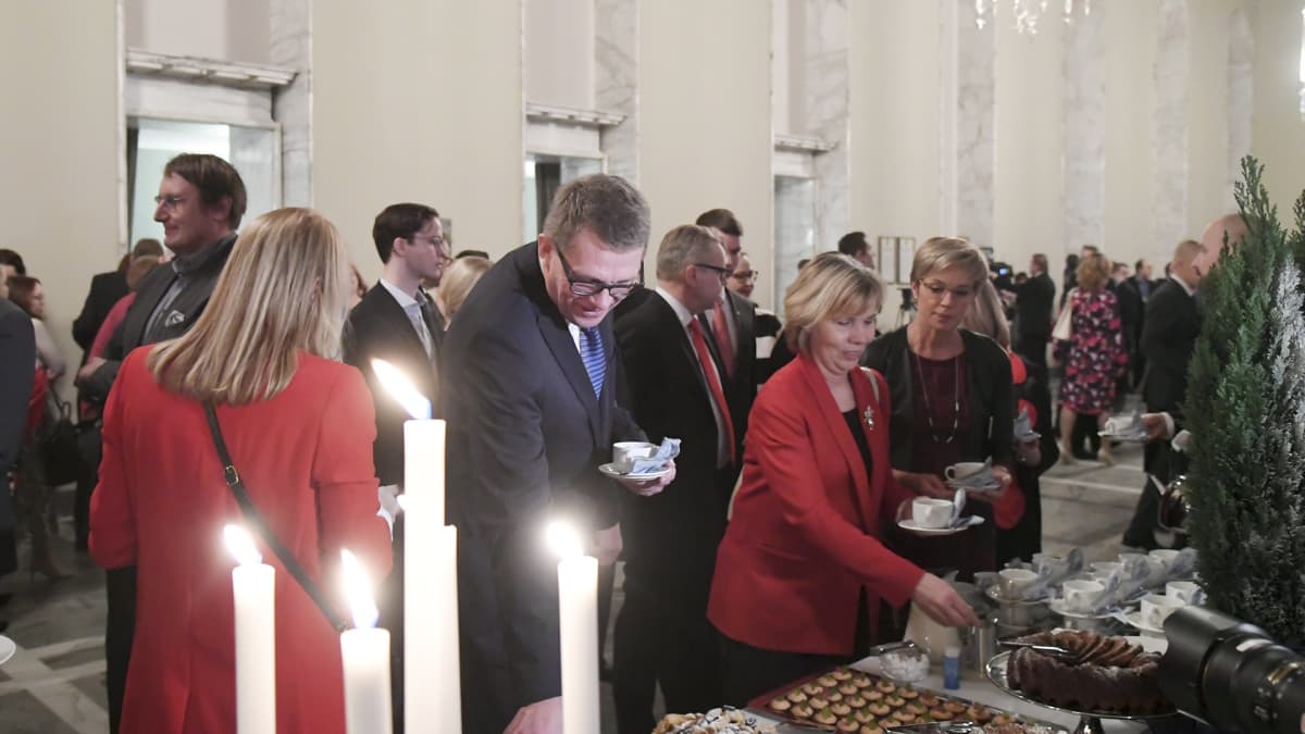 Puhemies Matti Vanhanen vierellään oikeusministeri Anna-Maja Henriksson ja Veronica Rehn-Kivi eduskunnan puhemiehen perinteisillä joulukahveilla valtiosalissa eduskunnassa perjantaina.